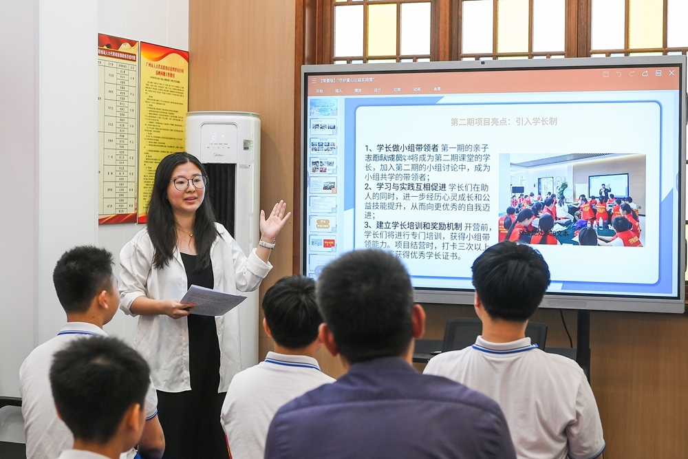 正向教养讲师逗逗开展学长课堂。信息时报记者 胡瀛斌摄_副本