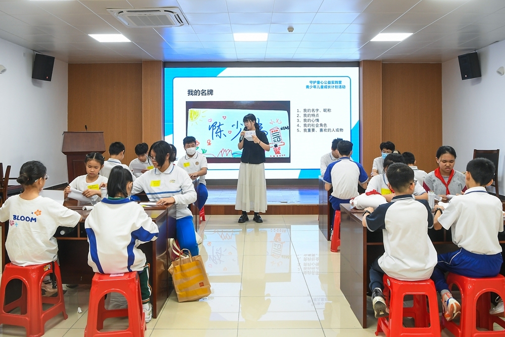 同学们开始制作“我的名牌”。信息时报记者 胡瀛斌摄_副本