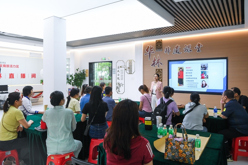 心理咨询师莺子开展家长课堂《我们懂自己的孩子吗》。信息时报记者 胡瀛斌摄_副本