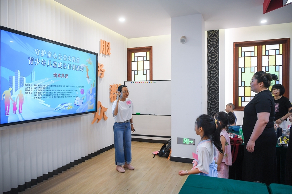 儿童绘本阅读课讲师沙粒带领儿童绘本课。信息时报记者 胡瀛斌摄_副本