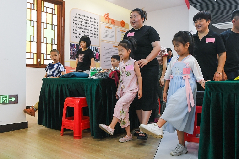 低年级孩子和家长一起参加儿童绘本课的互动。信息时报记者 胡瀛斌摄_副本