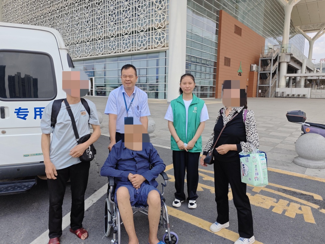 市救助站工作人员送小军和家人到高铁站