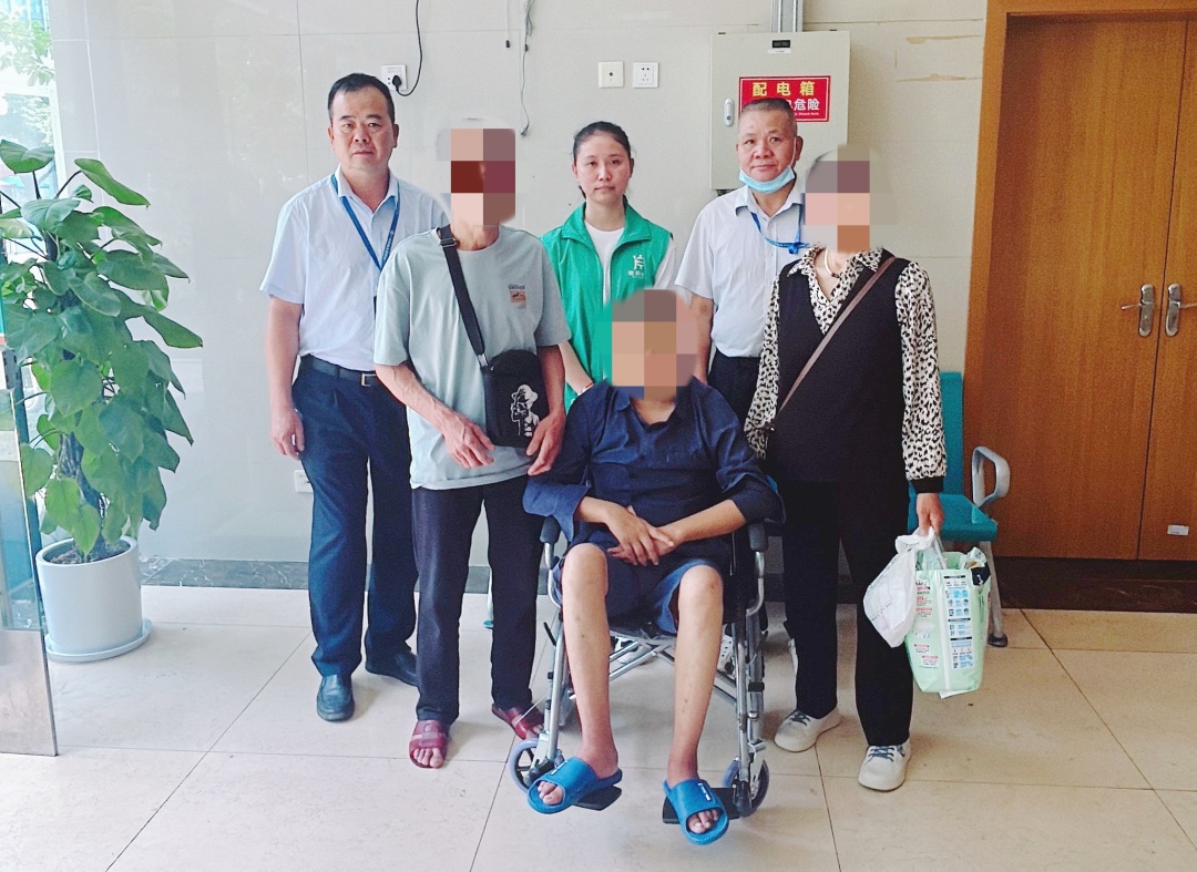 市救助站工作人员、社工和小军及家人合影