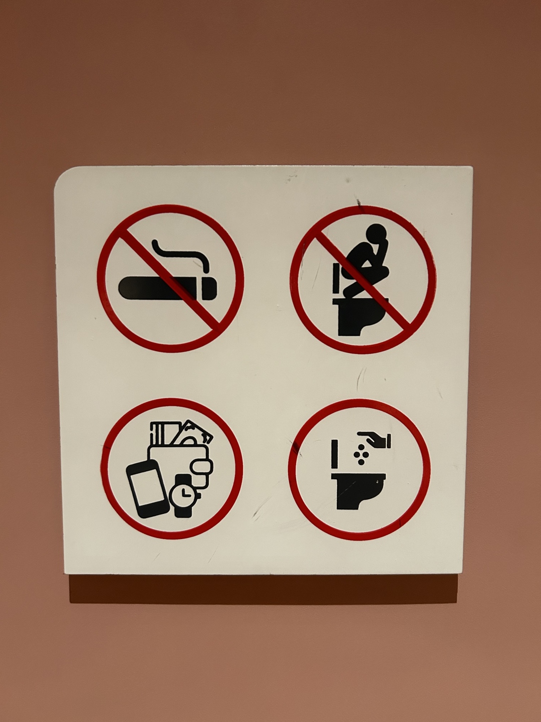 厕所里有禁止蹲坐马桶的标识