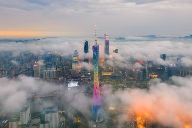 广州塔、东塔、西塔标记出广州的新中轴线，这三座超高层建筑形成了“三塔锁江”的结构，成为城市轴心的地标。