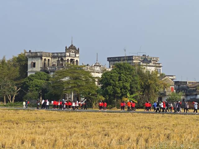 行走在碉楼下。