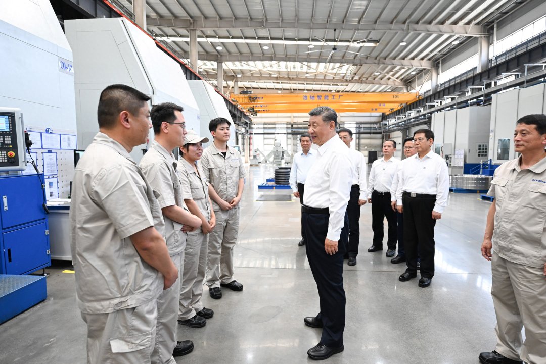 5月19日至20日，中共中央总书记、国家主席、中央军委主席习近平在河南考察。这是19日下午，习近平在洛阳轴承集团股份有限公司智能工厂考察时，同企业职工亲切交流。新华社记者 燕雁 摄