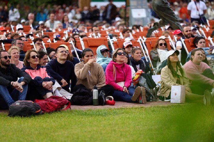 e36a381ely8i1s8ff8xzyj21900u0qbg