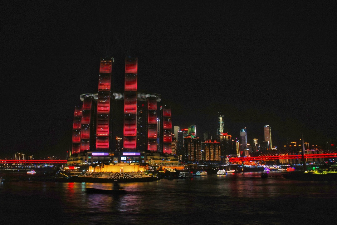 王维宣-夜晚的朝天门码头,灯光璀璨,景色更是美不-FZ100413901528.jpeg 王维宣-夜晚的朝天门码头,灯光璀璨,景色更是美不-FZ100413901528.jpeg