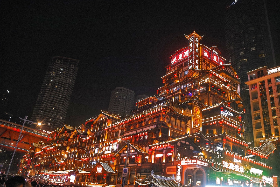 王维宣-重庆洪崖洞能看到独特的巴渝民俗文化。-FZ100413901529.jpg 王维宣-重庆洪崖洞能看到独特的巴渝民俗文化。-FZ100413901529.jpg