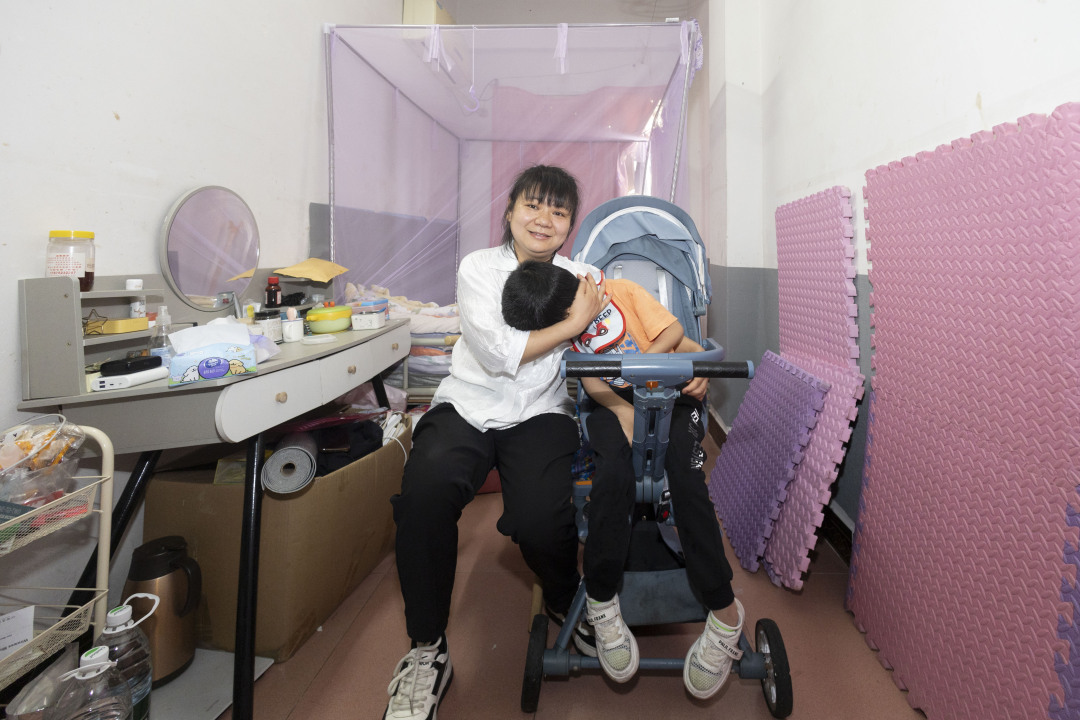 豆豆害羞地把头扎到妈妈怀里。.jpg