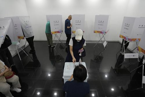 5月30日,选民在韩国首尔一处投票站投票。