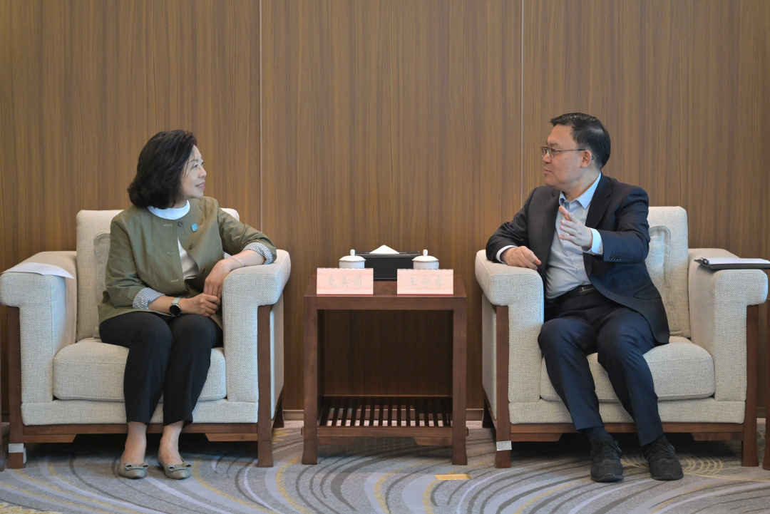 麥美娟(左)與深圳市委常委、深圳市前海深港現代服務業合作區管理局局長王守睿(右)會面。