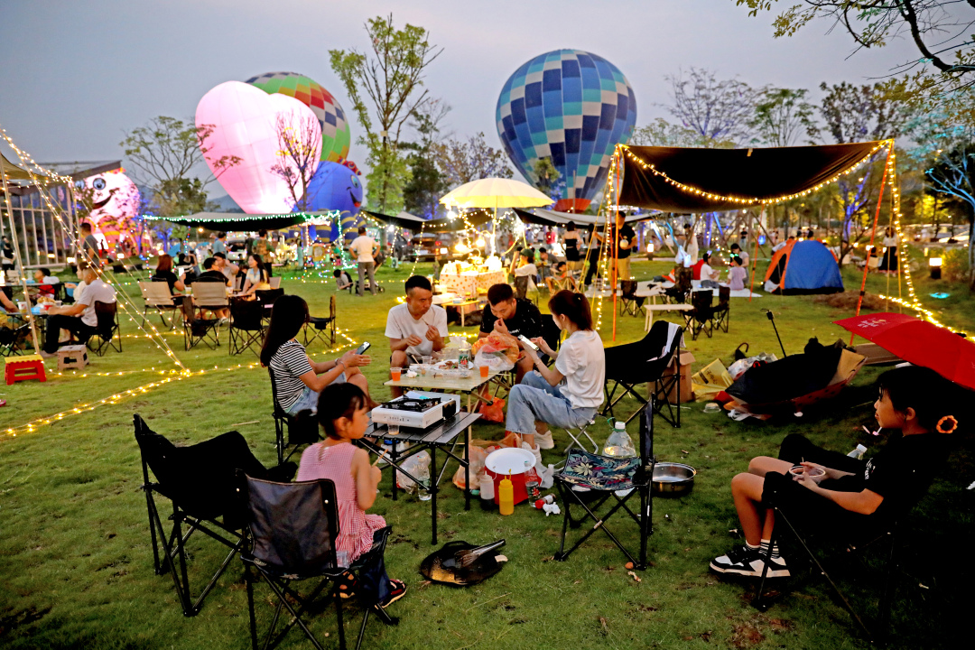 《乡村夜生活》 何秀银  赤坭镇竹洞村.jpg