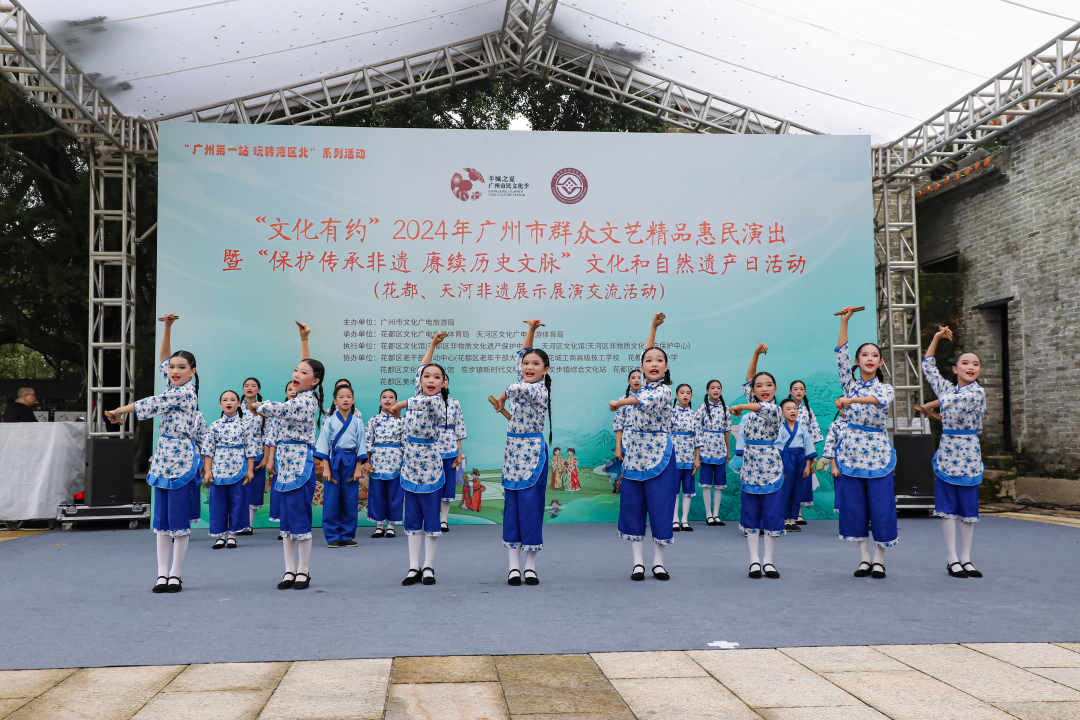 客家山歌唱响古村  麦铭忠.jpg