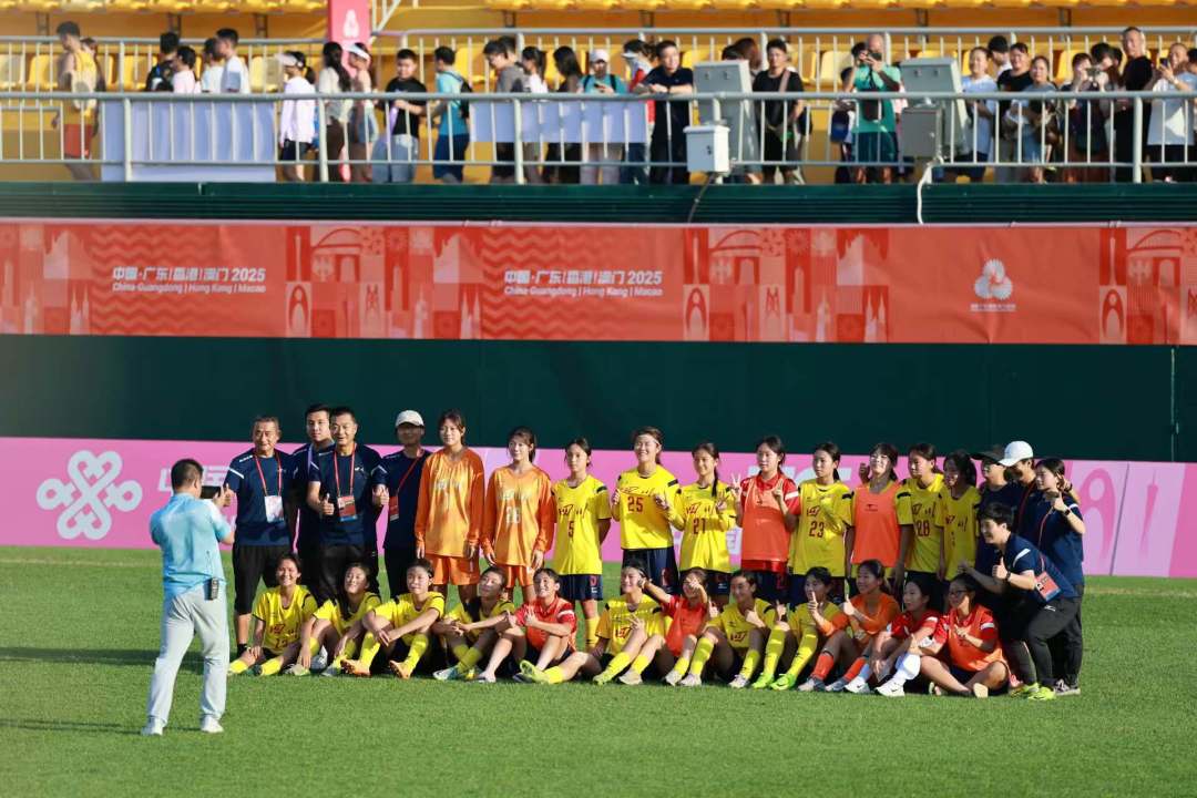 运动员在天体合影留念。