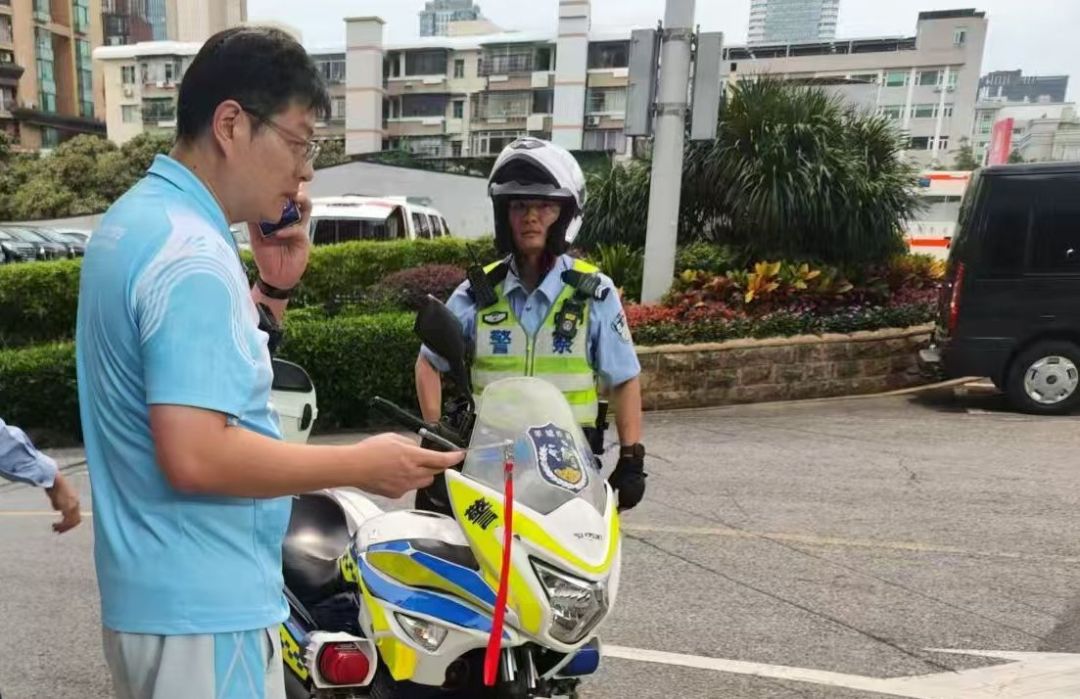 广州交警驰援为队员送参赛证件。