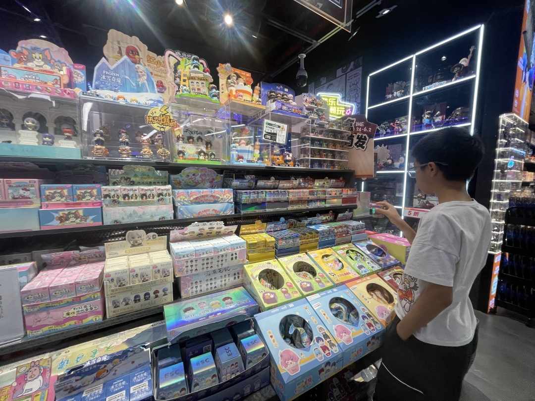 小学生在买卡牌。张柳静摄