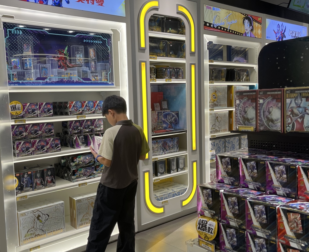 小学生沉浸在卡牌世界。张柳静摄