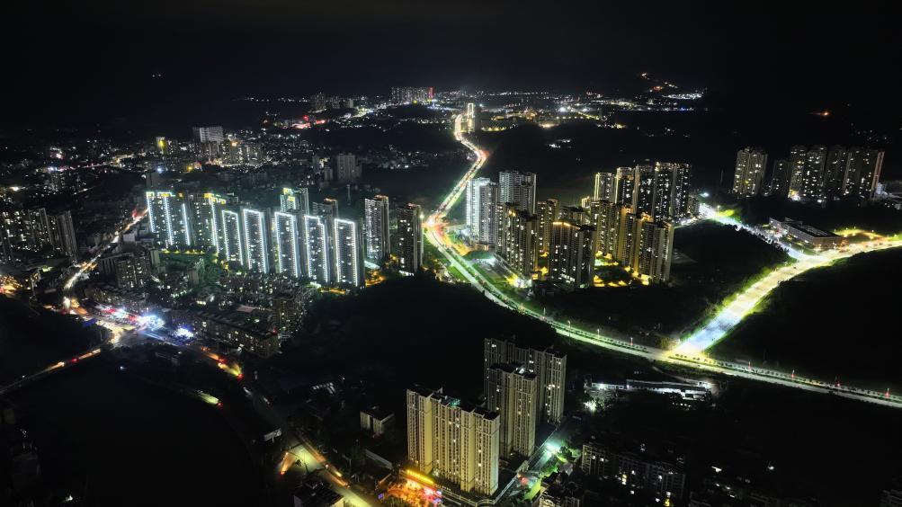 6月20日晚,怀集县城航拍图。(新华社发 吴勇强摄)