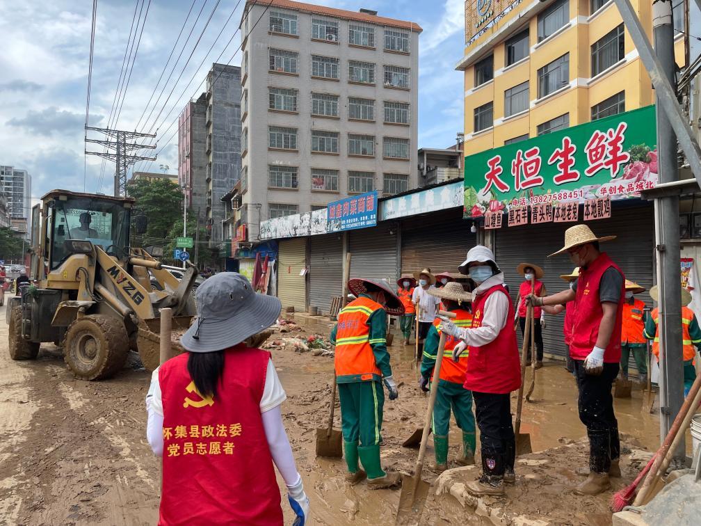 6月20日下午,怀集县城开展清淤工作。新华社记者 钟焯 摄