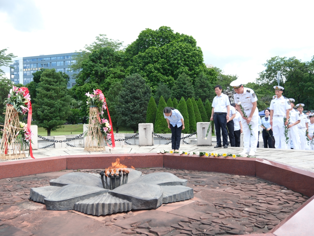 参加活动人员向烈士献花寄托哀思.jpg