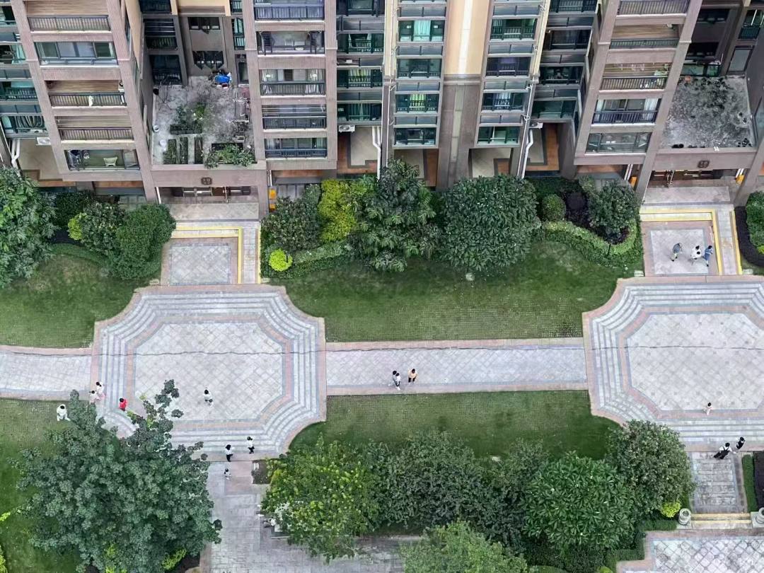 网传疑似地板裂开。