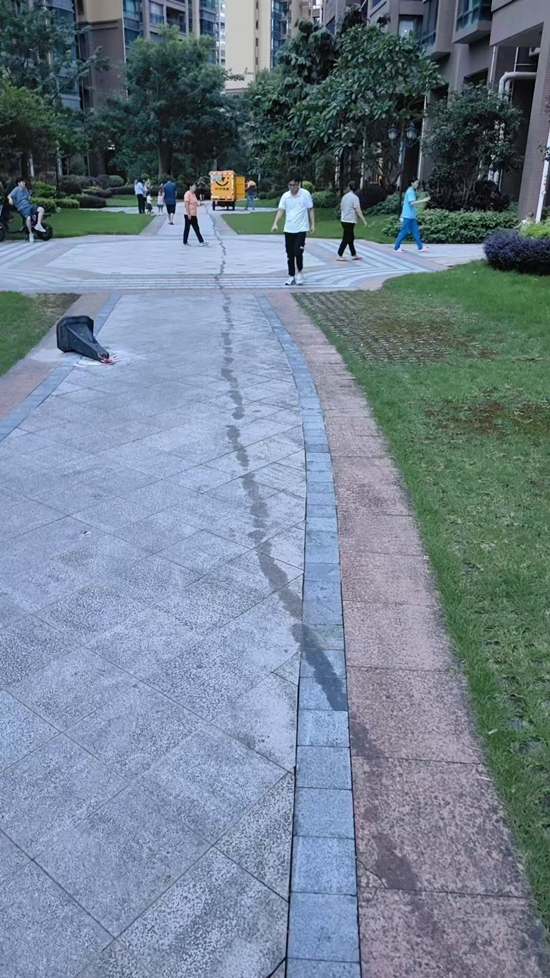 网传地板裂缝是水渍。