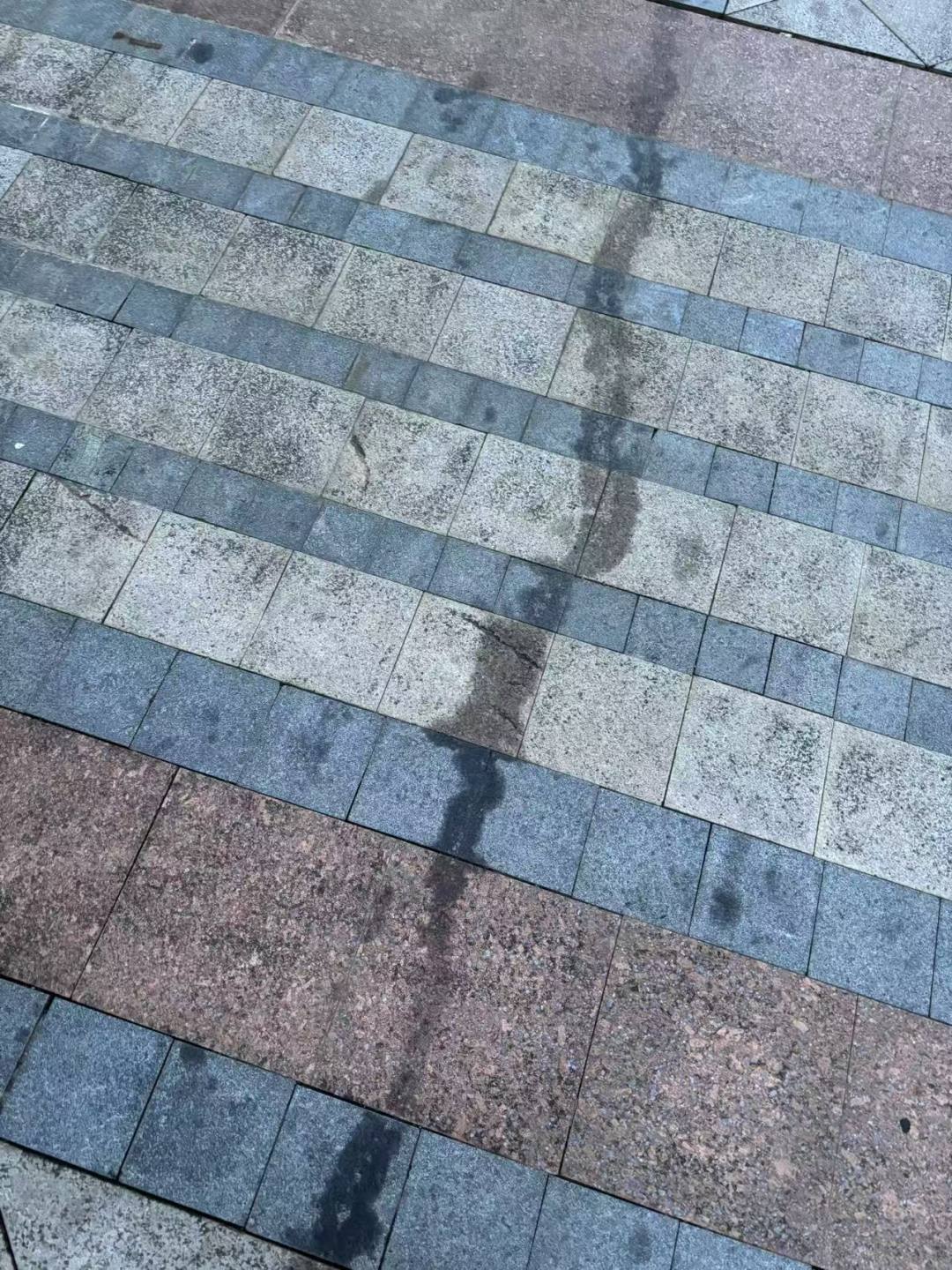 网传地板裂缝是水渍。