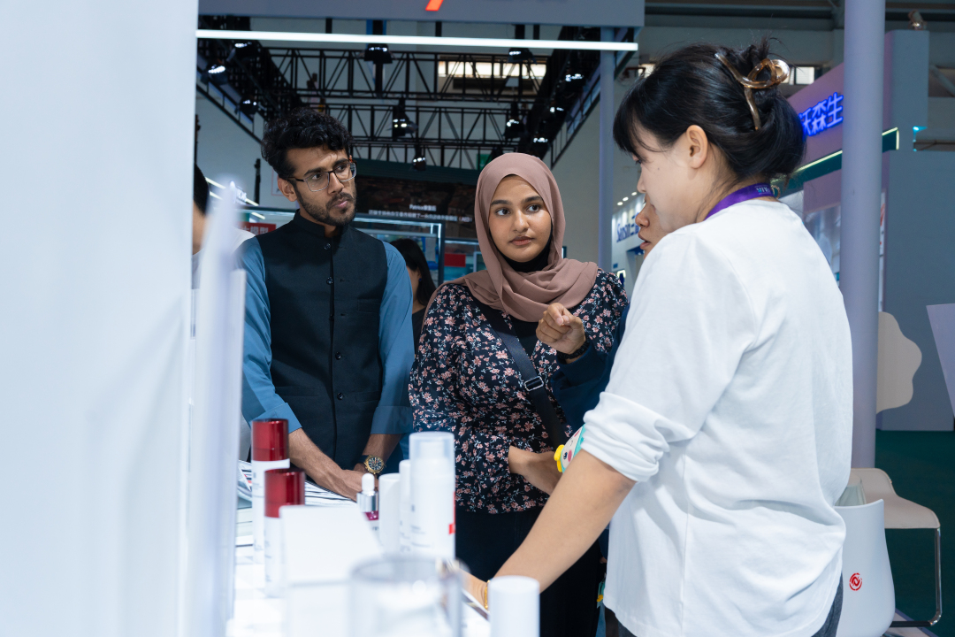 贝泰妮展台-外国人交流