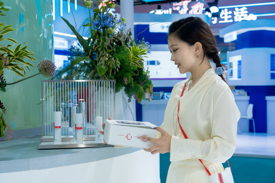 薇诺娜彝绣礼盒