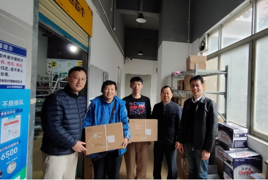 市委社会工作部党员干部向快递小哥送达“微心愿”