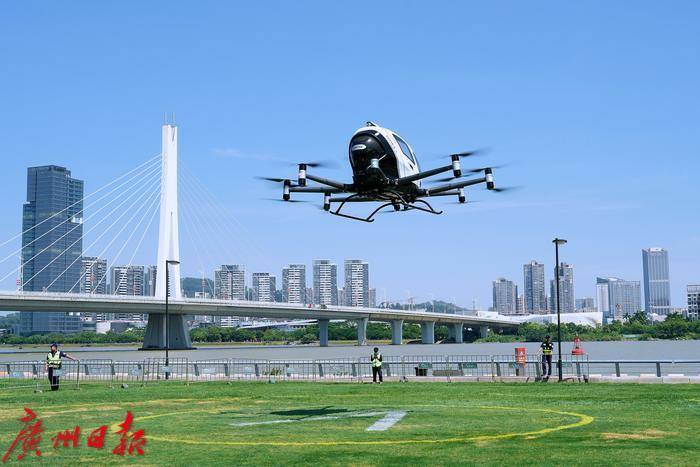 今年10月,在南沙灵山岛,“空中飞的”eVTOL无人驾驶飞行器飞行展示。(莫伟浓摄)