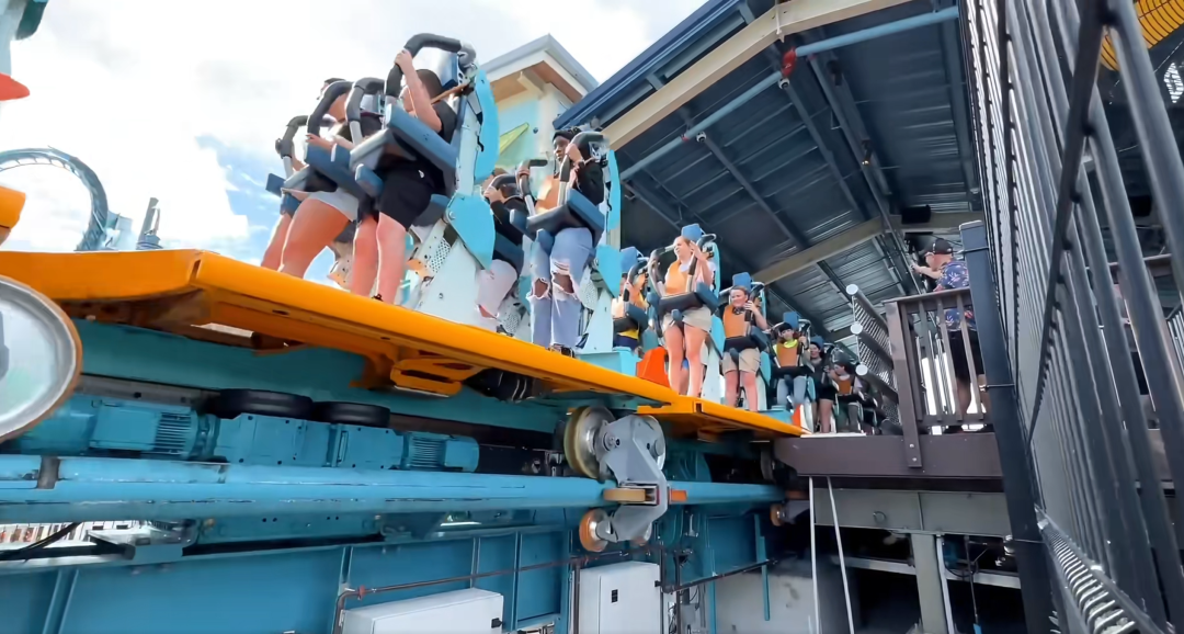 社交平台上网友发布的奥兰多海洋世界的站立式过山车