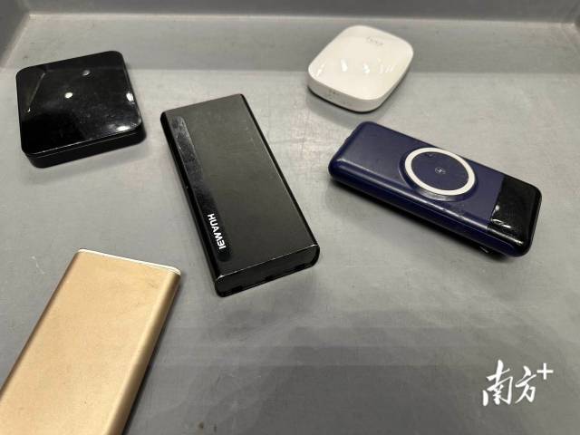 广州白云机场，旅客自弃的不合规充电宝。