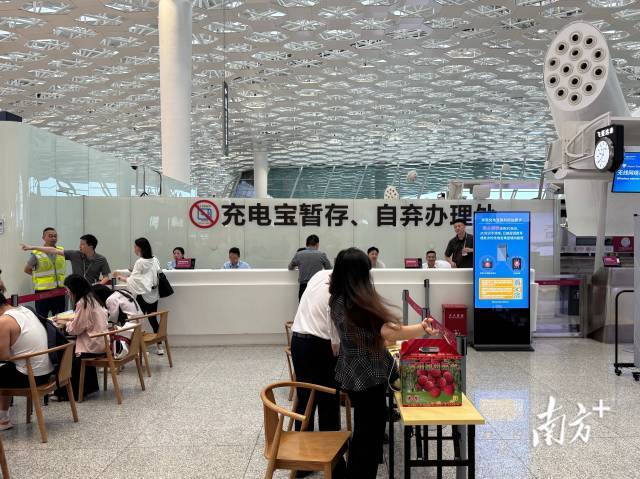深圳宝安机场设置了标识非常明显的充电宝暂存、自弃办理处。