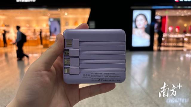 白云机场安检严格检查充电宝标识，此款充电宝不合规。