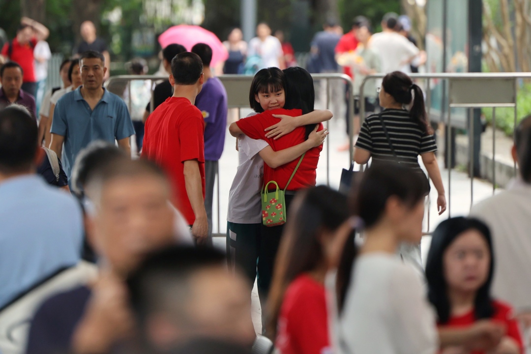 中考第一日省实越秀校区考点,考生淡定走入考场