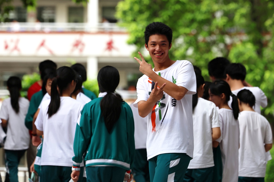 省实考点考生在阳光下走进考场