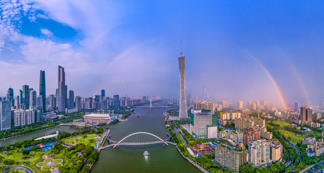 广州塔立城市中轴，珠江蜿蜒，双虹桥若鹊桥，应七夕之约，绘就+“虹桥七夕喜相逢”+的浪漫盛景，尽显羊城独特魅力.jpg