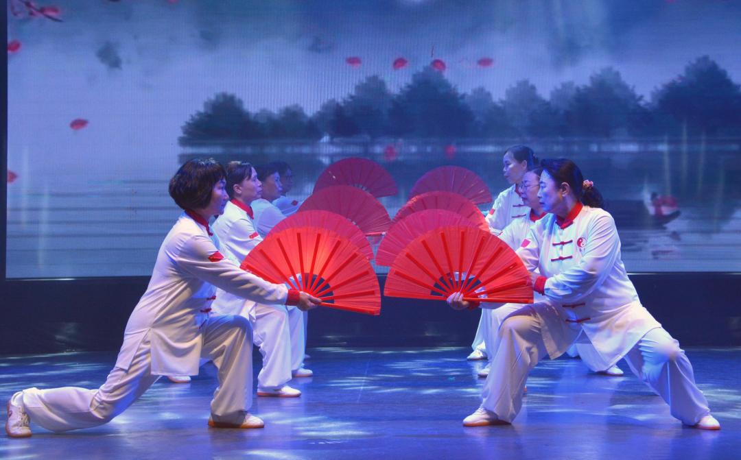 17太极扇舞 (2).jpg