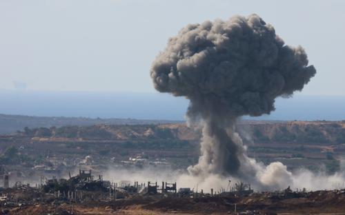 这是7月7日从加沙边境以色列一侧拍摄的加沙地带遭袭后升起浓烟。