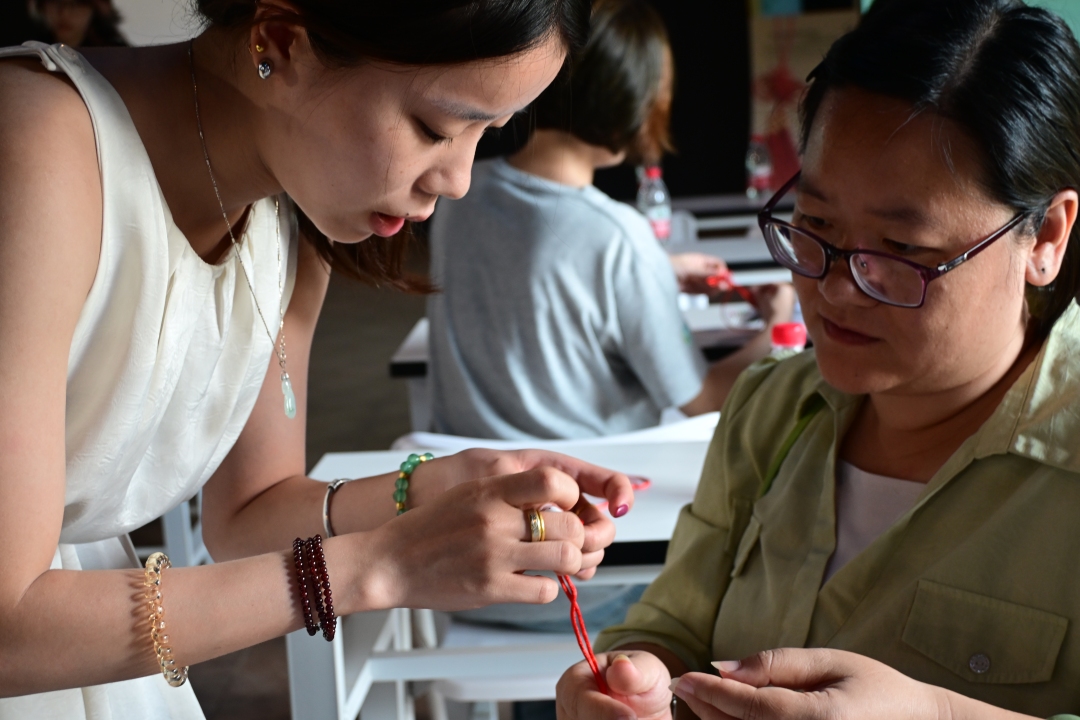 突击队师生对服务地文旅队伍开展专业技能培训