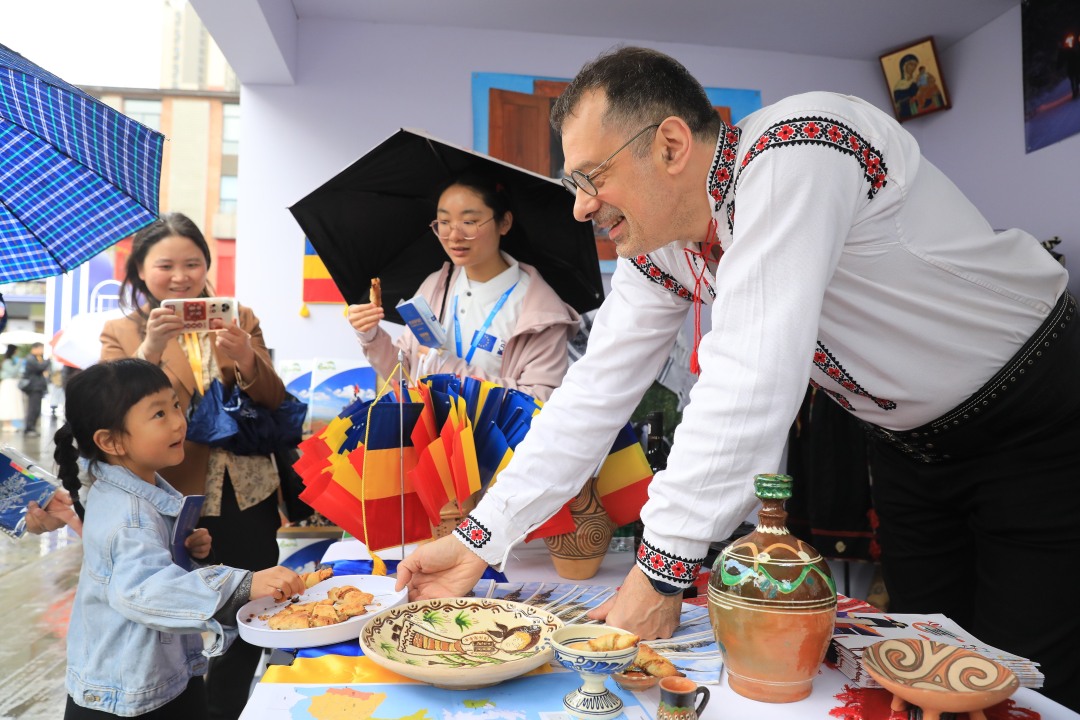 2025年4月12日,四川省成都市“2025成都·欧洲文化季”活动融汇艺术、音乐、美食与互动体验,为民众打造了一场“沉浸式”文化嘉年华。