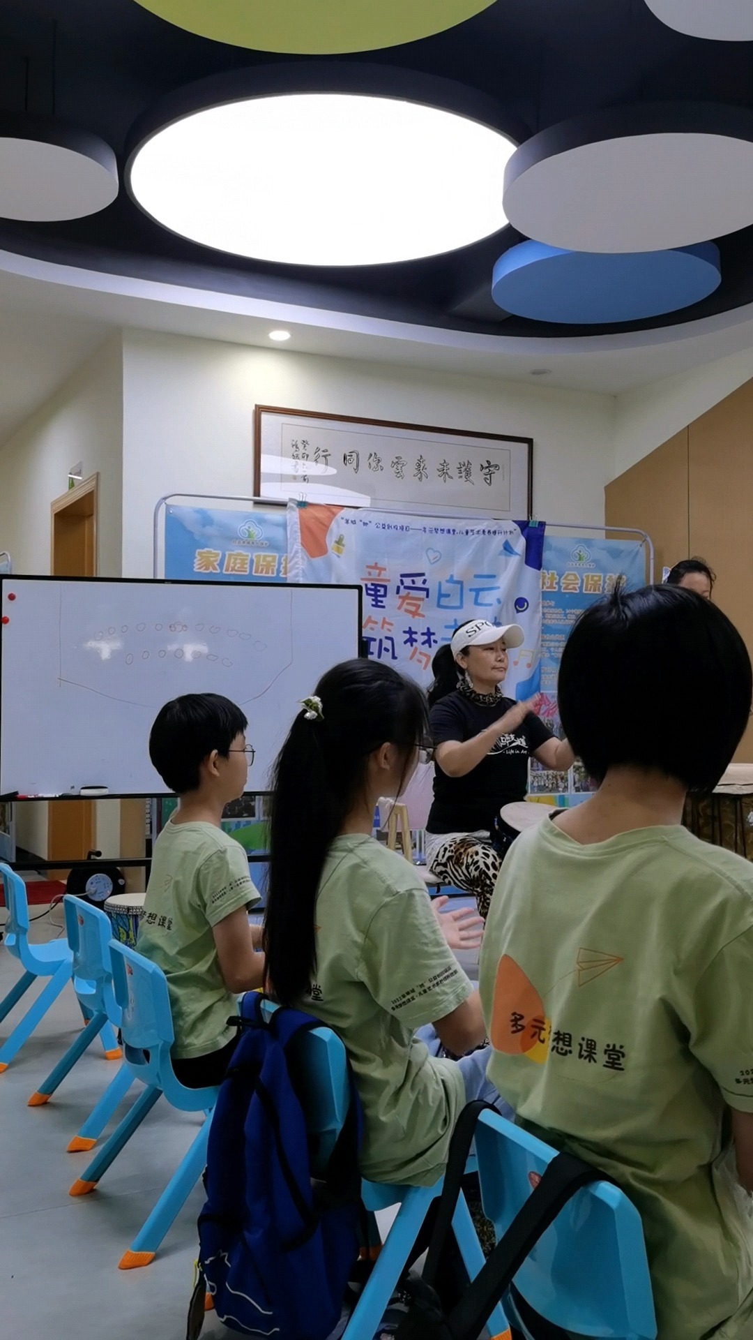 手鼓老师给同学上课3