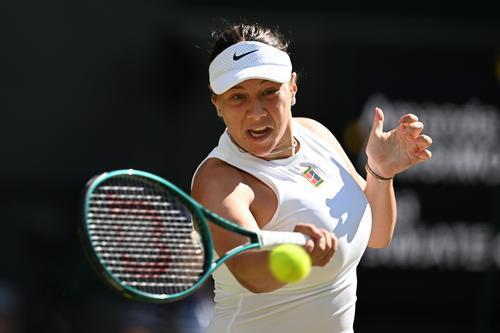 阿尼西莫娃在比赛中回球。