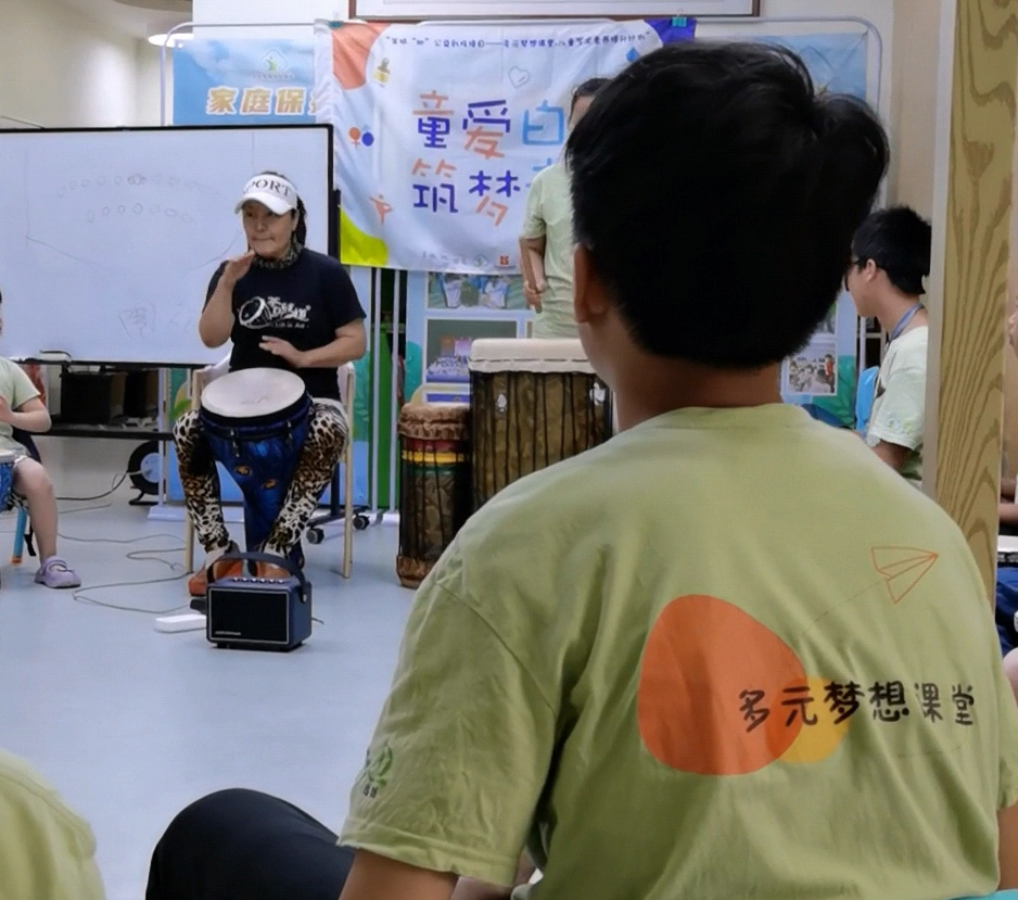 手鼓老师给同学上课4.jpg 手鼓老师给同学上课4.jpg