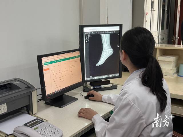 河源和平县人民医院影像科医生通过“粤医智影”审核片子。 河源和平县人民医院影像科医生通过“粤医智影”审核片子。