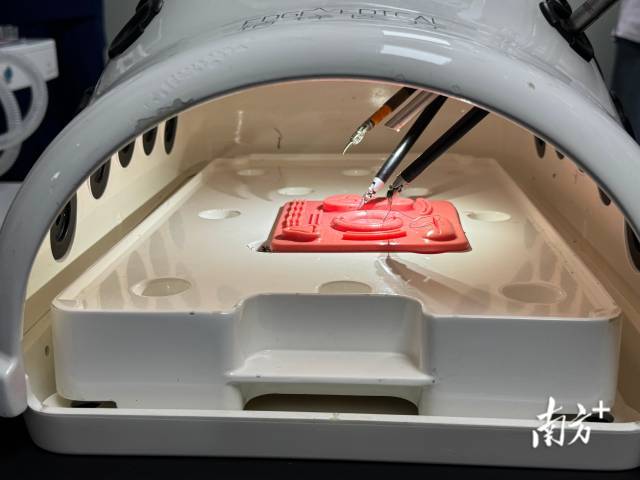 医学生操作手术机器人模拟手术过程。 医学生操作手术机器人模拟手术过程。