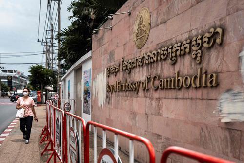 7月24日,一名女子经过位于泰国曼谷的柬埔寨驻泰国大使馆